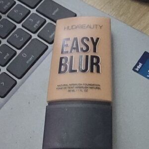 HUDA BEAUTY Easy Blur Foundation in Tan